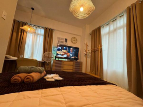 Budget Friendly Staycation walking distance to Venice Mall with Netflix and Wifi